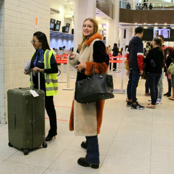 Marina Ruy Barbosa usou um casaco fur free fur (sem a presença de pelo de animais)