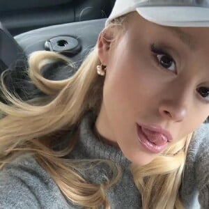 Ariana Grande, antes de anunciar seu divórcio, foi vista sem a sua aliança.