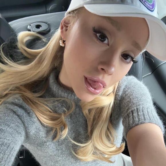 Ariana Grande, antes de anunciar seu divórcio, foi vista sem a sua aliança.