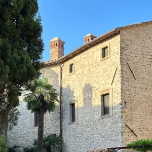 Castelo onde Deolane Bezerra, Carlinhos Maia e Lucas Guimarães se hospedam na Itália foi construída no século 10