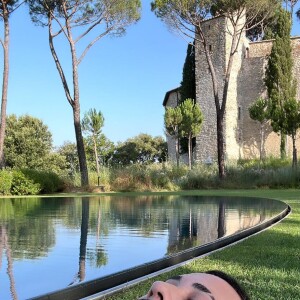 Deolane Bezerra, Carlinhos Maia e Lucas Guimarães se hospedam no hotel Castello di Reschio, em Lisciano Niccone, na Itália