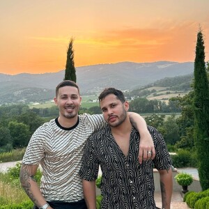Carlinhos Maia e Lucas Guimarães curtem folga na Itália hospedados em castelo com Deolane Bezerra