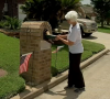 Vovó dos EUA deu entrevista após viralizar ao "assar" pão em sua caixa de correio