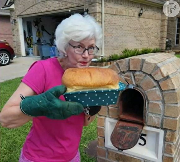Vovó dos EUA aproveitou o calor do Texas para brincar com o fato de que conseguiria assar pão em sua caixa de correio