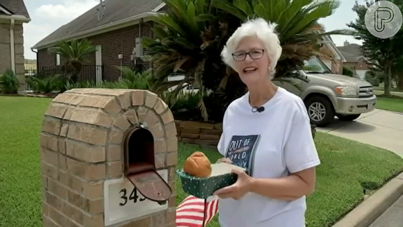 Vovó dos EUA viraliza após supostamente assar pão em sua caixa de correio