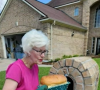 Vovó dos EUA compartilhou fotos em que aparecia assando pão em sua caixa de correio