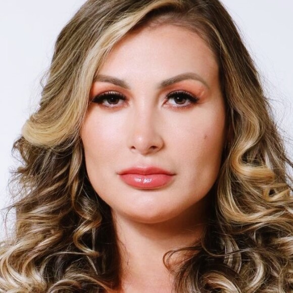 Andressa Urach voltou com tudo para as redes sociais.