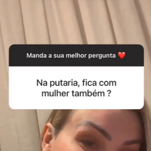 Andressa Urach foi perguntada se quando está trabalhando aceita mulheres também. E a resposta dela foi curiosa: "Lógico"