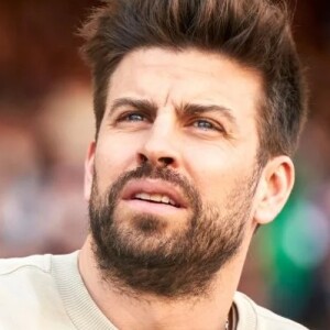 Gerard Piqué estaria com o plano de oficializar a relação com Clara Chía segundo um site espanhol.