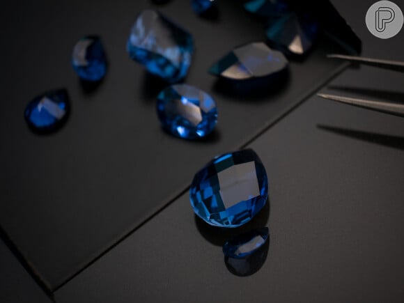 Safira é uma pedra preciosa azul muito apreciada no mercado de luxo brasileiro