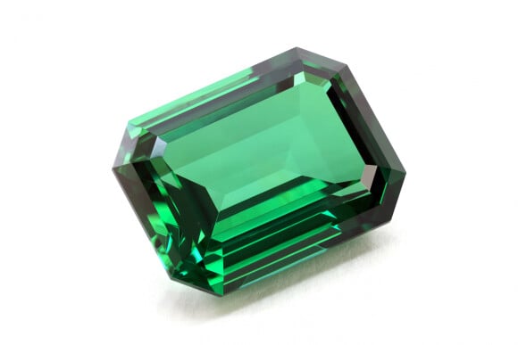 Esmeralda são frequentemente imitadas por outras pedras, como a espinela verde