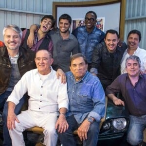 Dedé Santana e Renato Aragão se reuniu com o elenco do novo 'Trapalhões' que a Globo fez.