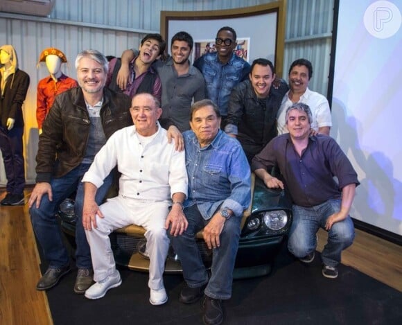 Dedé Santana e Renato Aragão se reuniu com o elenco do novo 'Trapalhões' que a Globo fez.