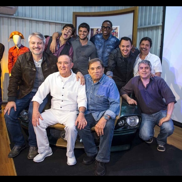 Dedé Santana e Renato Aragão se reuniu com o elenco do novo 'Trapalhões' que a Globo fez.