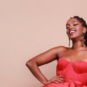 Iza optou por um vestido vermelho longo que tem muitos babados e além de tudo é tomara que caia.