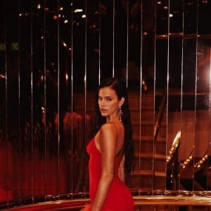 Vestido longo vermelho usado por Bruna Marquezine tem fenda poderosa e pode te deixar deslumbrante