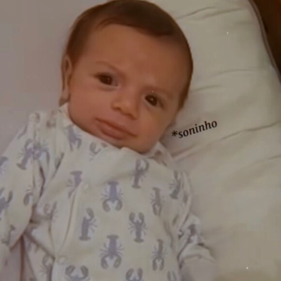 Luca apareceu com soninho brincando com uma pelúcia