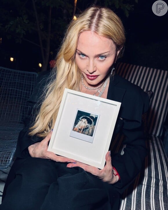 Madonna citou Michael Jackson ao mostrar um presente recebido de seu empresário