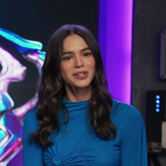 Bruna Marquezine apostou em um vestido azul para um vídeo de divulgação do filme 'Besouro Azul'
