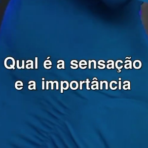 Bruna Marquezine apostou em vestido com detalhes drapeados nas regiões dos seios e da cintura