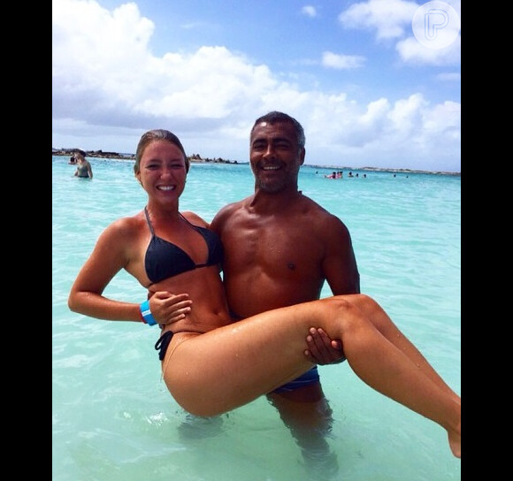 Romário está curtindo férias em Aruba, no Caribe, ao lado da nova namorada, a cantora americana Dixie Pratt, de 19 anos