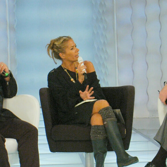 Adriane Galisteu comandou o 'Charme' na faixa diária vespertina em várias oportunidades; programa também passou pela faixa nobre e madrugada