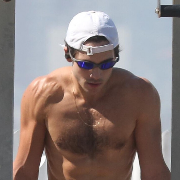 Miguel na novela 'Fuzuê', Nicolas Prattes exibiu a barriga trincada ao se exercitar em praia do Rio de Janeiro em 3 de agosto de 2023