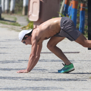 Abdômen sarado de Nicolas Prattes chamou atenção em ida do ator à praia do Rio de Janeiro