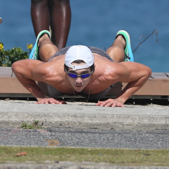Sem camisa, Nicolas Prattes atualizou a malhação em dia na praia do Rio de Janeiro