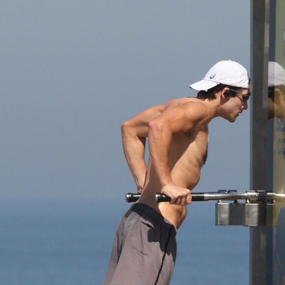 Miguel na novela 'Fuzuê', Nicolas Prattes mostrou os músculos e a barriga trincada em praia do Rio