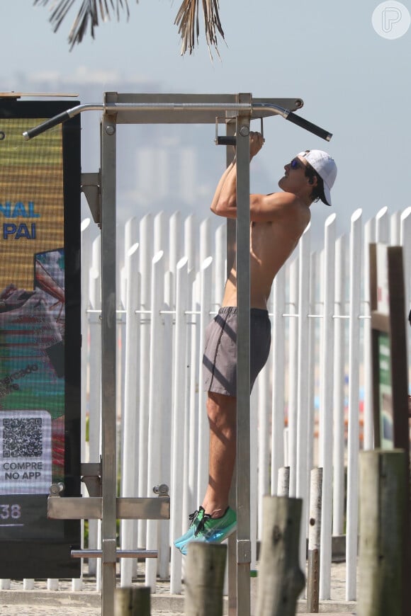 Miguel na novela 'Fuzuê', Nicolas Prattes foi à praia para malhar em 3 de agosto de 2023