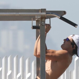 Miguel na novela 'Fuzuê', Nicolas Prattes se dedicou à malhação em dia na praia do Rio de Janeiro