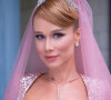 Gilda escolheu se casar na novela 'Amor Perfeito' com um vestido brilhante, joias e um veio rosa.