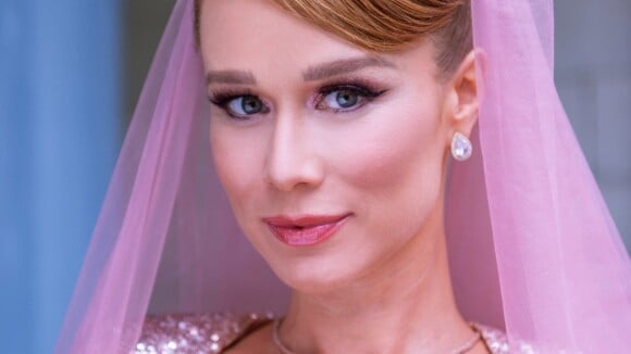 Véu rosa e vestido de noiva com brilho: o look de casamento de Gilda em 'Amor Perfeito' prova que a vilã é fashionista de época