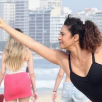 Zefa da novela 'Mulheres de Areia', Giovanna Gold se exercita em praia do Rio e flexibilidade da atriz se destaca em fotos
