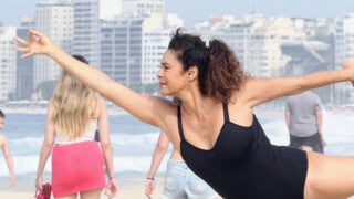 Zefa da novela 'Mulheres de Areia', Giovanna Gold se exercita em praia do Rio e flexibilidade da atriz se destaca em fotos