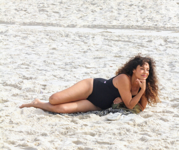 Atriz da novela 'Mulheres de Areia', Giovanna Gold posou para fotógrafo em praia do Rio