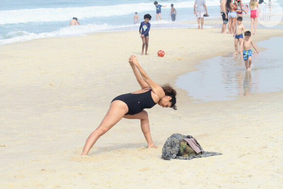 Atriz da novela 'Mulheres de Areia', Giovanna Gold se alongou em dia na praia de Copacabana, Zona Sul do Rio de Janeiro