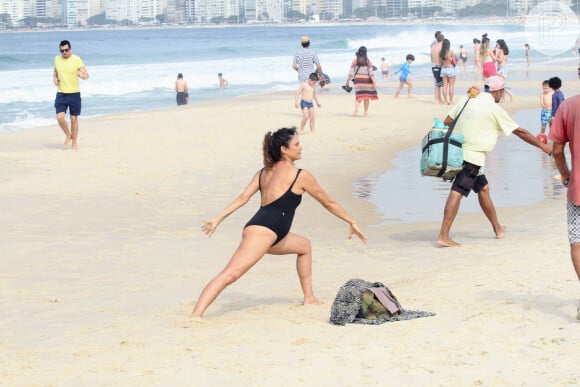 Atriz da novela 'Mulheres de Areia', Giovanna Gold se esticou em praia do Rio