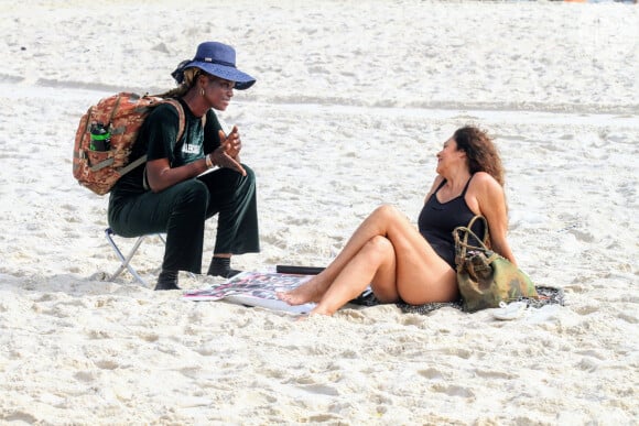 Atriz da novela 'Mulheres de Areia', Giovanna Gold conversou com profissional durante dia na praia