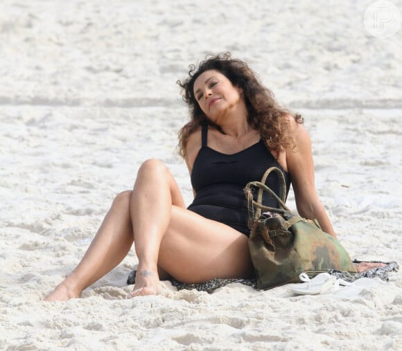 Atriz da novela 'Mulheres de Areia', Giovanna Gold relaxou na praia
