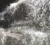 Gloria Pires postou fotos de biquíni em uma cachoeira