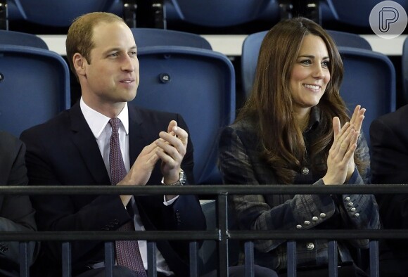 Príncipe William e Kate Middleton se acomodam em sala VIP de aeroporto em Londres