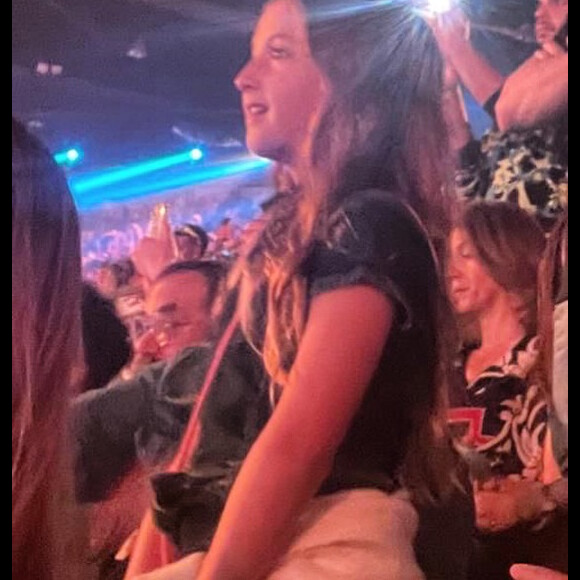 Eva Huck foi fotografada emocionada vendo Angelica cantar; foto foi publicada por Luciano Huck nesta quarta-feira (09)