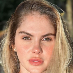 À espera de gêmeos, Bárbara Evans posa nua e exibe barrigão de gravidez. Veja as fotos! 