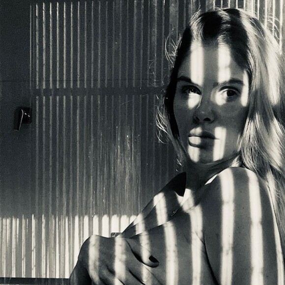 Bárbara Evans exibiu barriga de gravidez em ensaio caseiro nu
