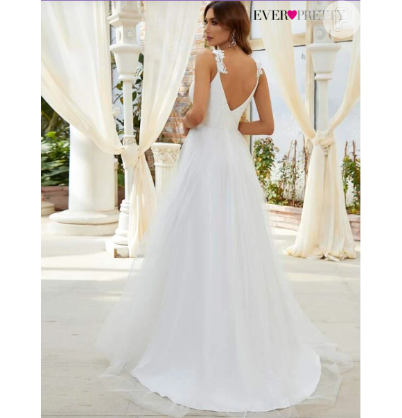 Vestido de noiva pode ter uma gola V, ser longo e com a alça diferenciada para dar romantismo e elegância ao look.