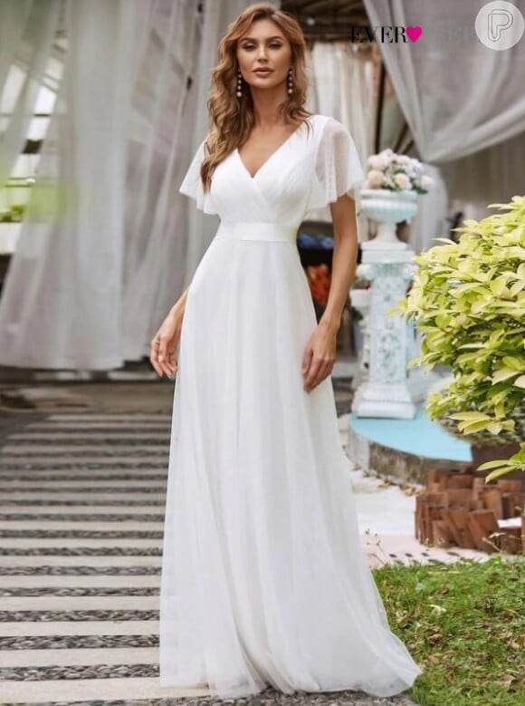 Vestido de noiva para casamento civil pode ser acenturado com um laço e ter manga curta.
