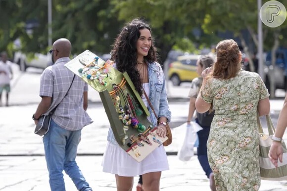 Em 'Fuzuê', Luna é vendedora de biojoias e está à procura da sua mãe desaparecida, Maria Navalha (Olívia Araújo), após ser vista pela última na loja