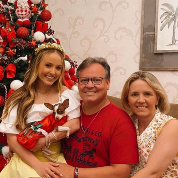 Larissa Manoela descobriu que os pais recorreram a contatos que tinham no SBT, dos tempos em que a filha trabalhava no canal, para pedir ajuda e se defender